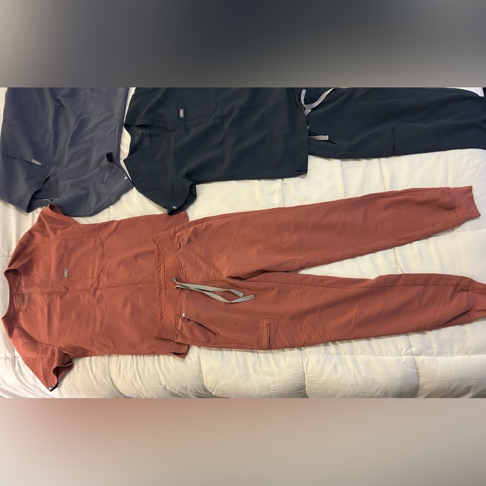 Figs scrubs, XS top and jogger pants